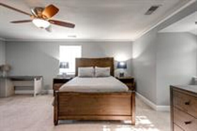 Building Photo - Beautiful Brick Home In A Desirable Location