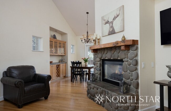 Building Photo - Spacious Bend 3 bed/2 bath Residence w/ Of...