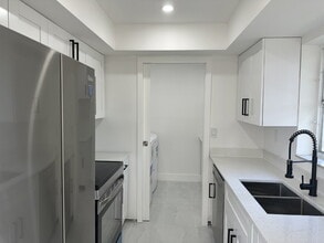 Building Photo - 2 bed 1 bath located in the desirable Edgewood neighborhood, just minutes from the marina, highwa...