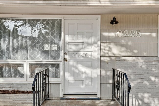 Building Photo - 4 bedroom: Single Level SE Portland Home