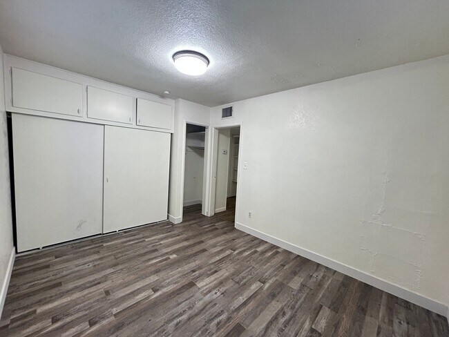 Building Photo - No Hoa! Single Story House with 4 Bedrooms 2 Bathrooms!