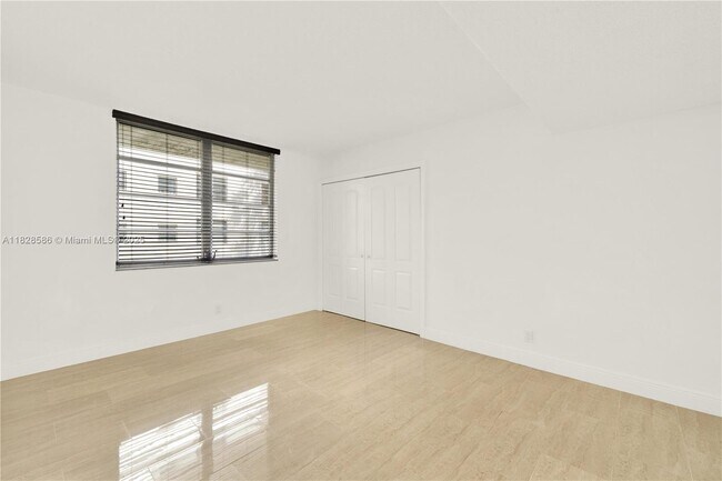 Building Photo - 3200 N Course Ln