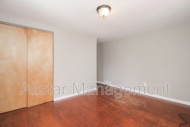 Building Photo - 404 E 215th St