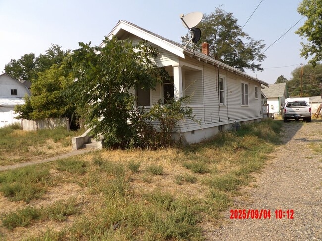 Building Photo - 2 Bedroom House with Full Basement