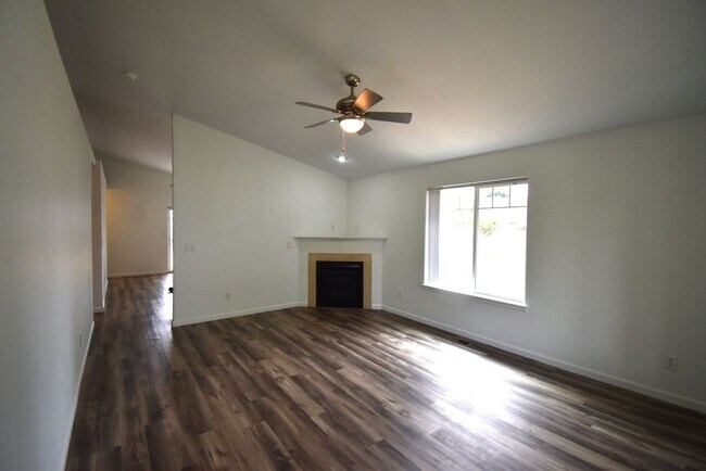 Building Photo - 1043 Fuji Ln
