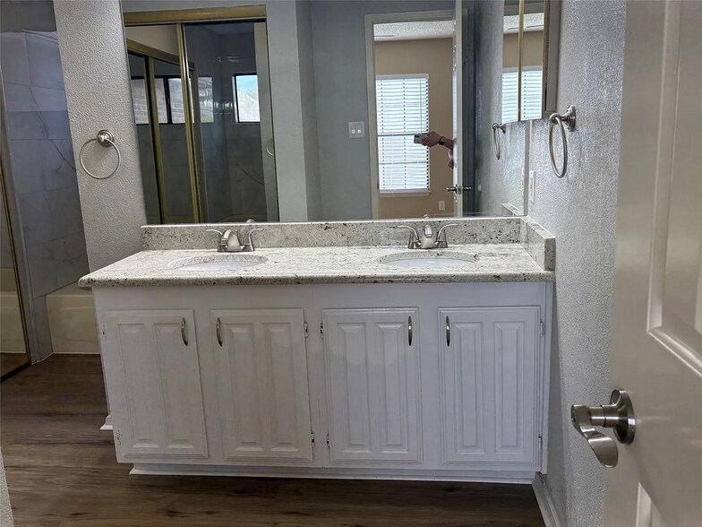 Building Photo - 500 Button Willow Ct