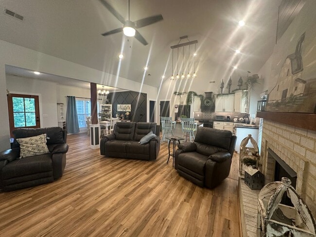 Building Photo - Stunning 4BR/2BA Home in Legacy Hill Estates