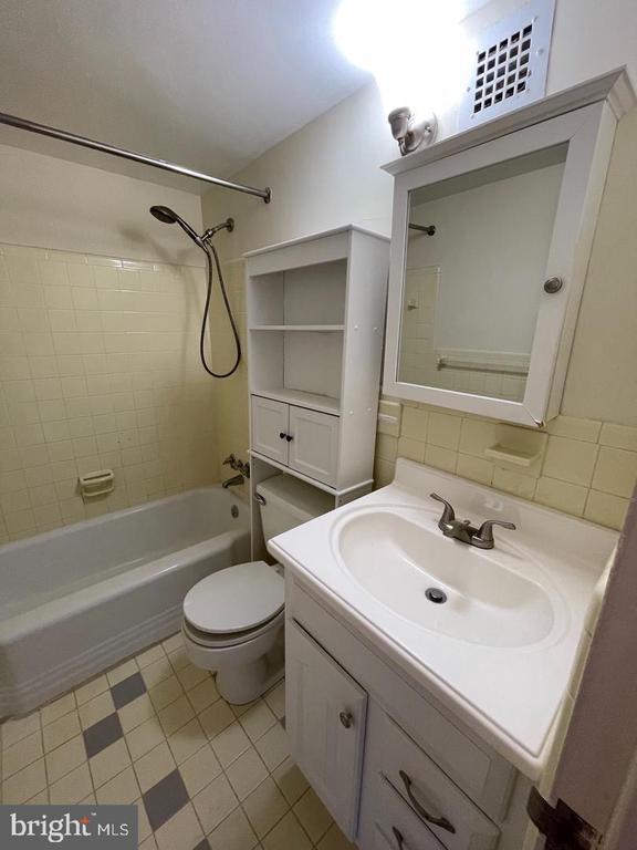 Building Photo - 6631 Wakefield Dr