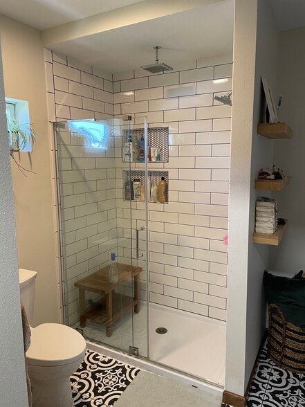 Master bathroom - 315 Lakeshore Dr