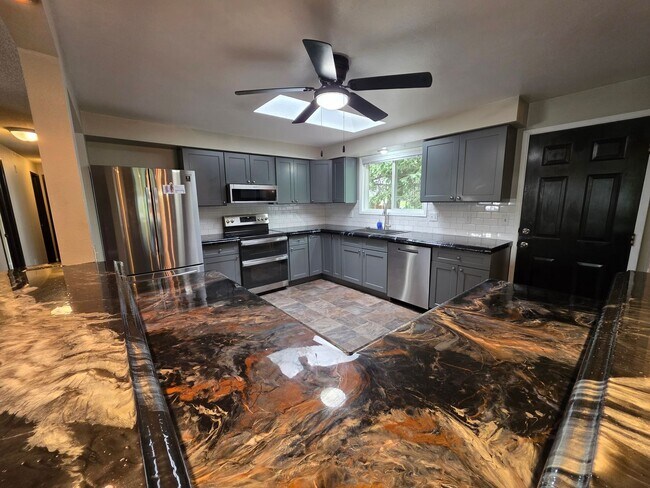 Building Photo - Beautiful Home in 5 Mile