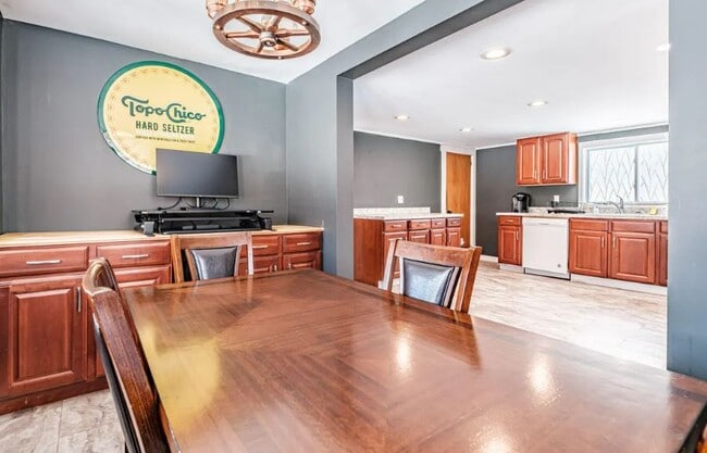 Building Photo - 131 W Bethel Rd