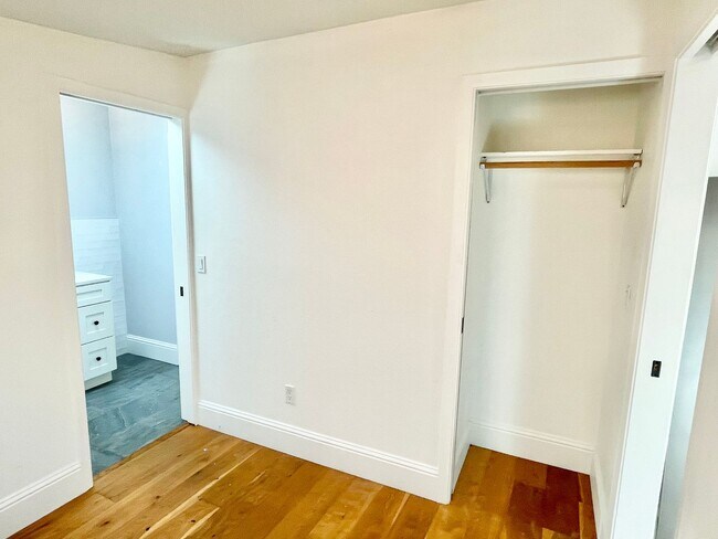Building Photo - Remodeled Off Street Cottage 2BR/1BA Priva...