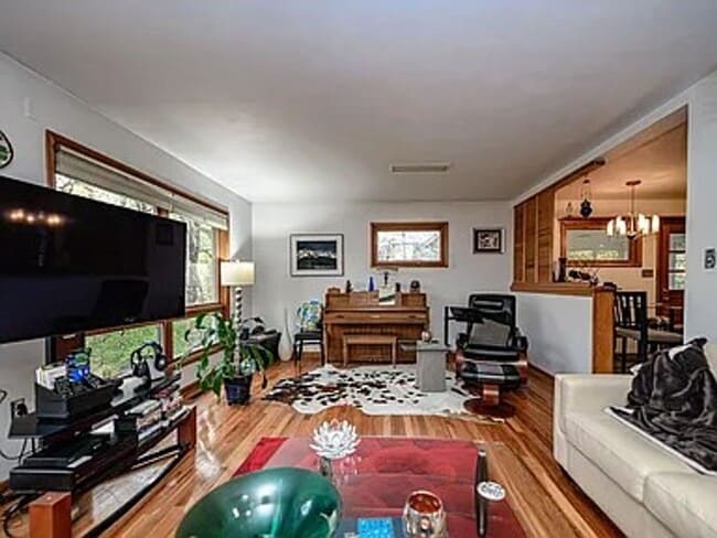 Building Photo - Marvelous 4 Bed 2.5 Bath House In Quarry H...