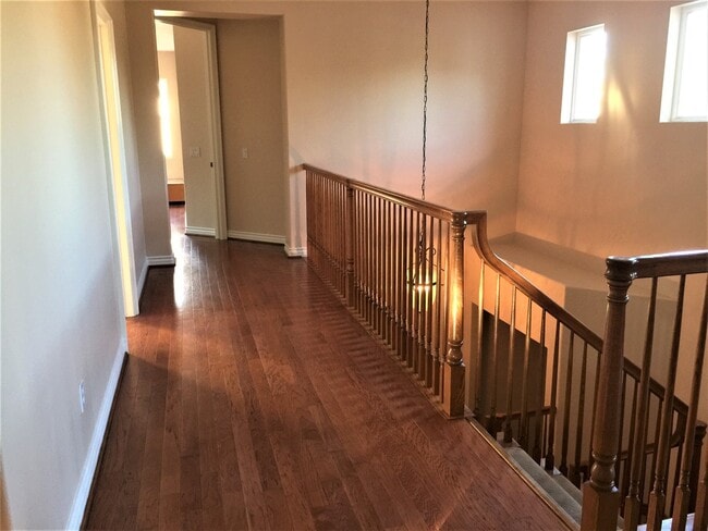 Building Photo - Gorgeous large single family home in Eastlake!