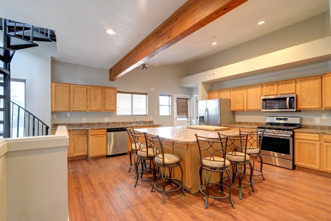 Building Photo - 6 bed 5 bath home near ASU