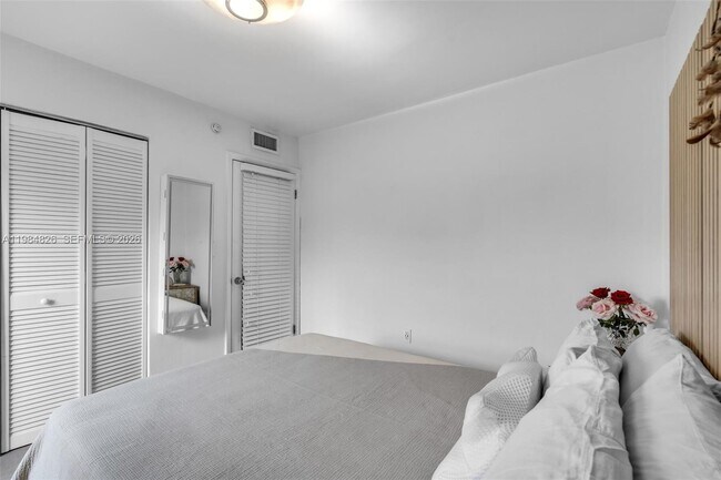 Building Photo - 820 Salzedo St