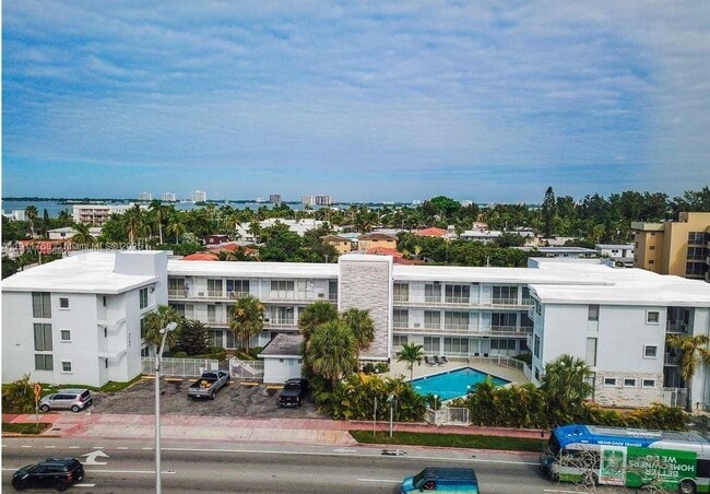 Building Photo - 2101 Normandy Dr