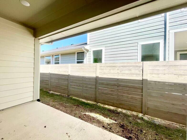 Building Photo - 3320 Eddington Dr