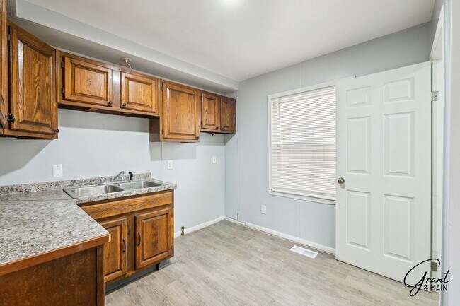 Building Photo - $1400 - Fully Renovated 3 Bed 1.5 Bath