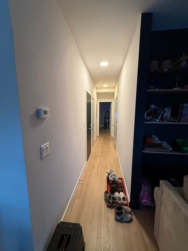 Building Photo - 927 N Mozart St