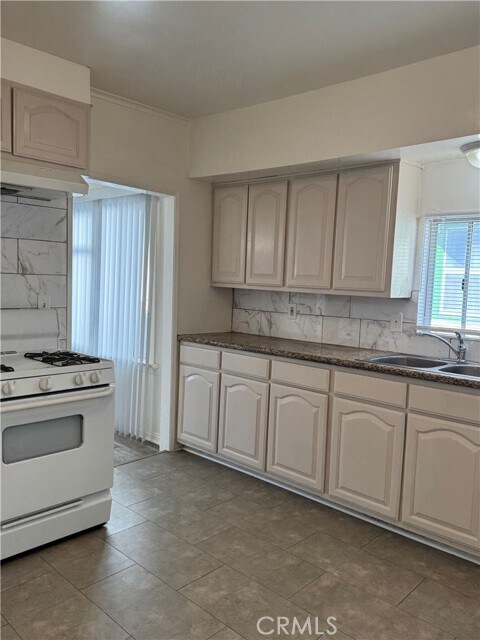 Building Photo - 1538 W 51st Pl