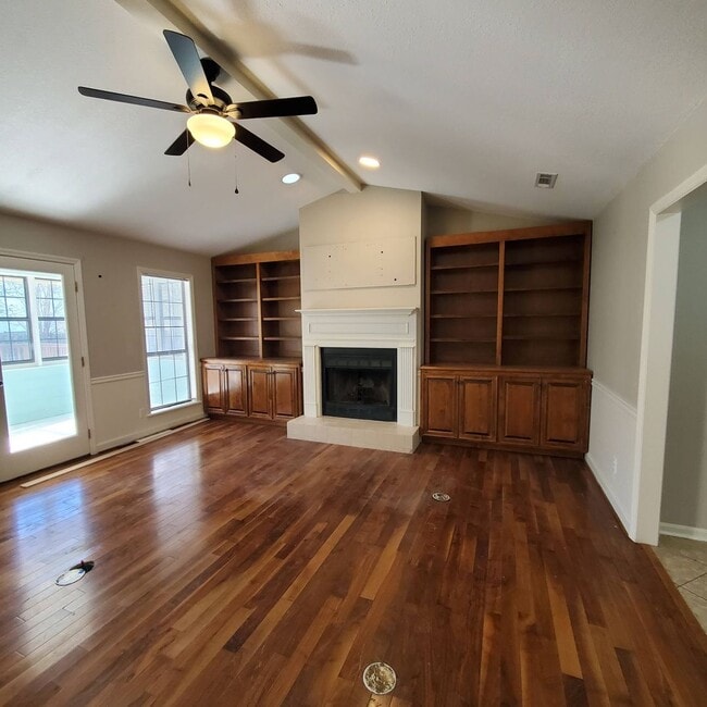 Building Photo - Charming Southern Comfort: A Home to Make Memories in Valdosta, Georgia