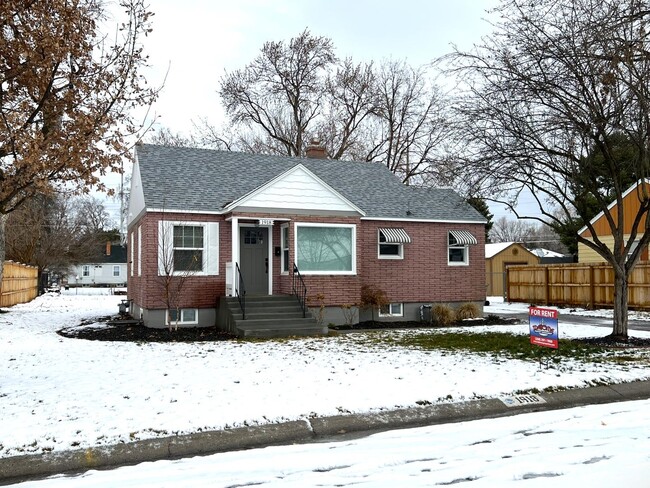 Building Photo - Fully renovated 3 bed 2 bath home on the B...