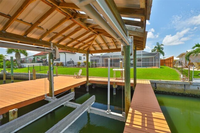 Building Photo - 6422 Lake Sunrise Dr