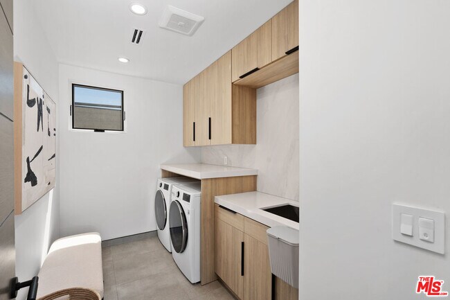 Building Photo - 714 N La Jolla Ave