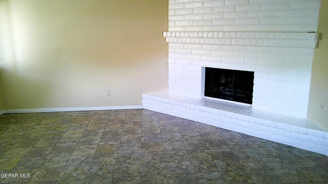 Building Photo - 3022 E Glen Dr