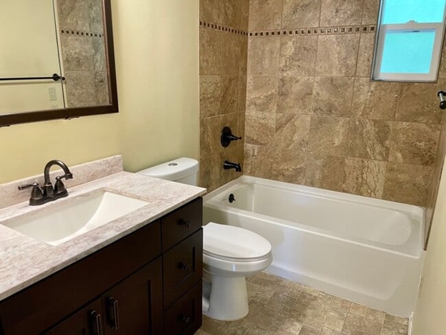 Building Photo - Charming 4 Bed 2 Bath Tri-level in Eastgate, Bellevue