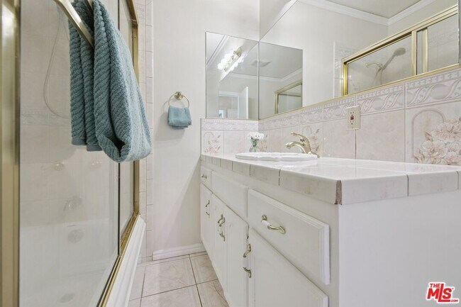 Building Photo - 5667 Heatherdale Dr