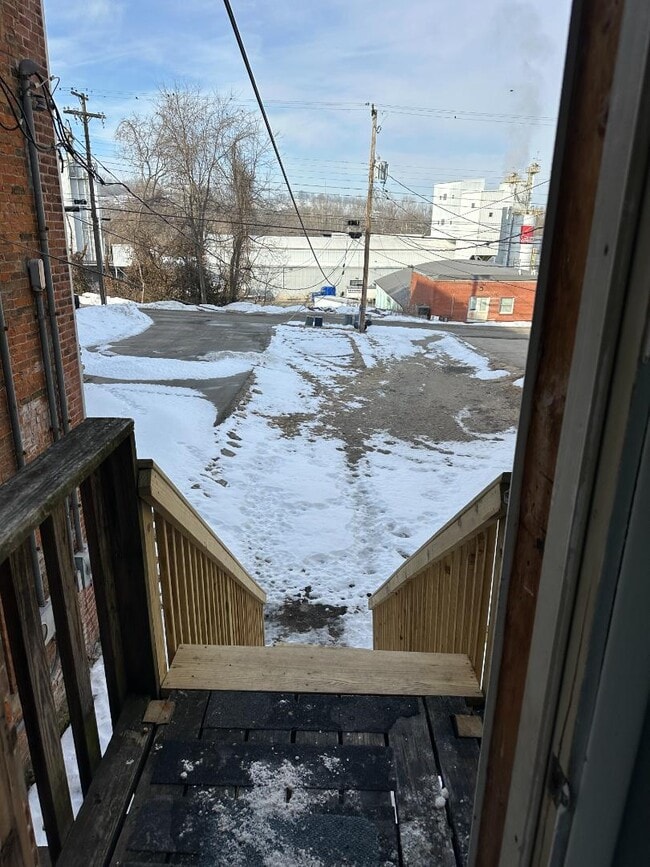 Building Photo - 752 Main St