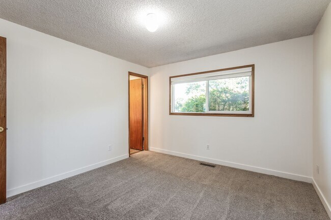 Building Photo - East Hill Rambler