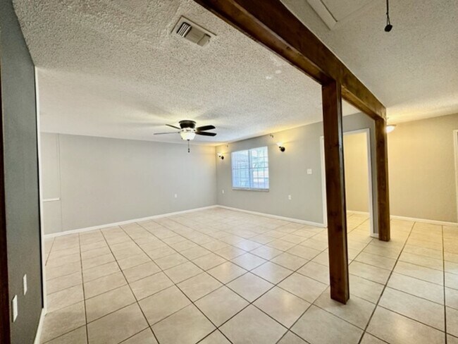 Building Photo - Spacious 3 Bedroom Duplex for Rent in Nice...