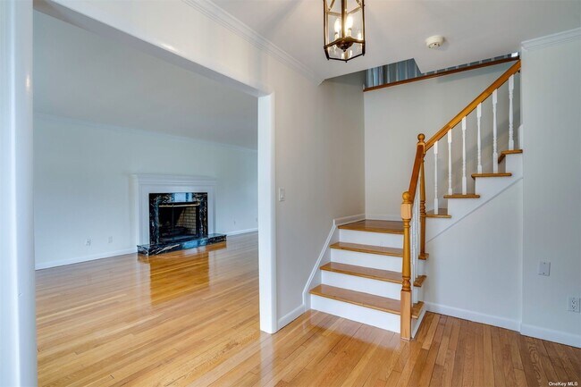 Building Photo - 10 Old Westbury Rd