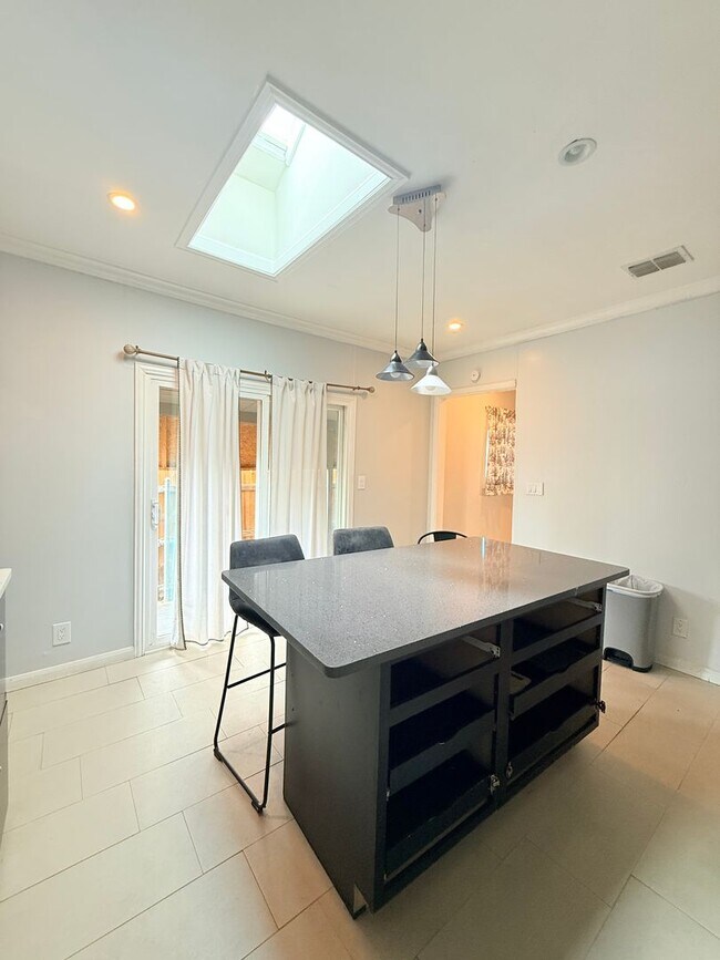 Building Photo - 941-941 Bayonne St