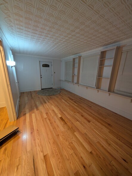 Entrance Facing Door - 1532 Sunset Ave