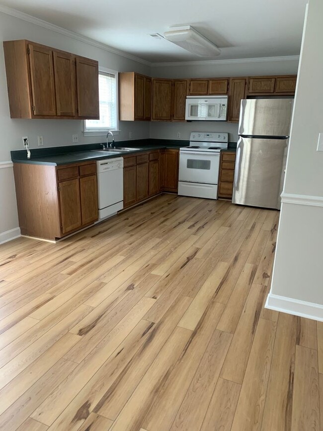 Building Photo - 3  Bedroom Townhome