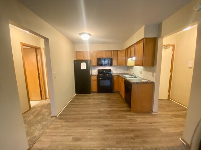 Building Photo - Ground Floor Large 1 Bedroom 1 Bath Available