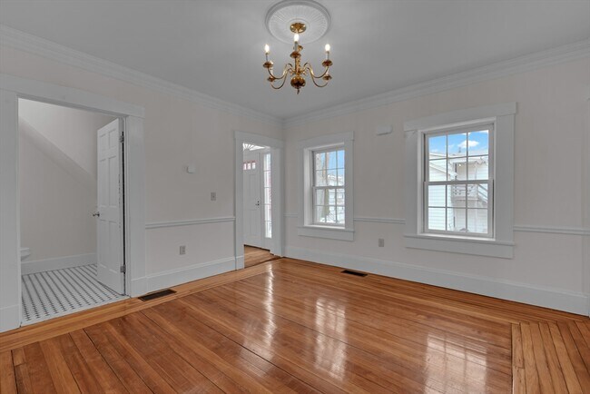 Building Photo - 22 School St