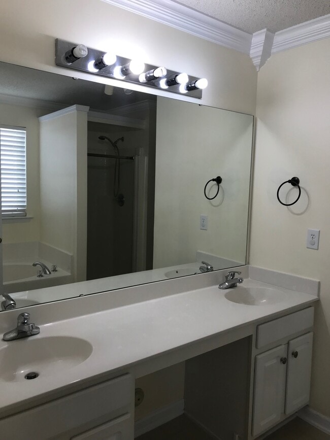 Building Photo - 113 Pennine Dr