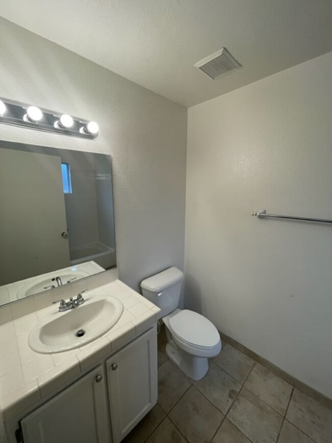 Building Photo - GREAT 2 BEDROOM 2 BATH LOCATED NEAR SUMMERLIN