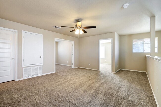 Building Photo - Move-In Ready Home with New Flooring and A...