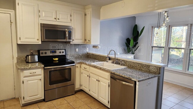 Building Photo - 2018 Cambridge Dr