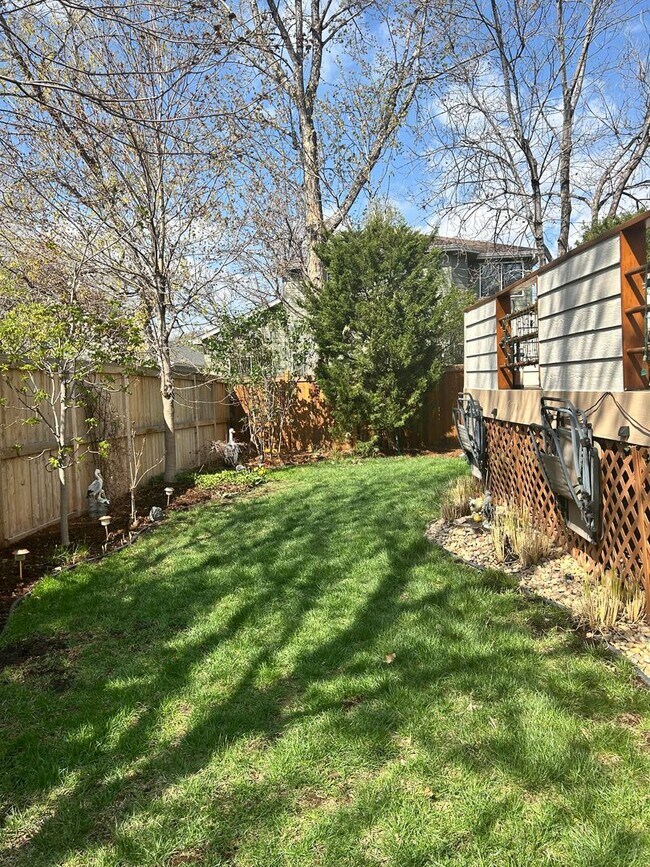 Building Photo - Spacious Garden-level Condo with Kitchenet...