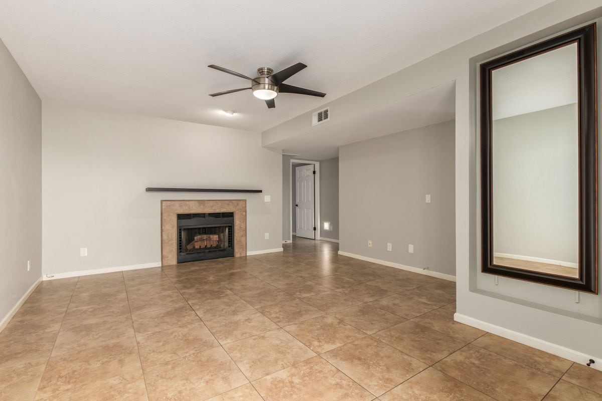 Building Photo - 850 S River Dr