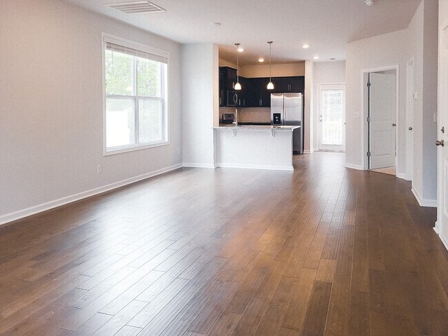 Building Photo - 4 Bed/ 3 Bath Townhome with Immediate Occupancy!