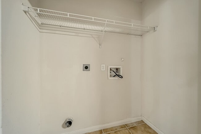 Building Photo - 12810 Lakeshore Dr