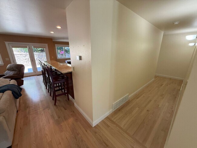 Building Photo - 3 Bed 2 Bath Large Beautiful Home